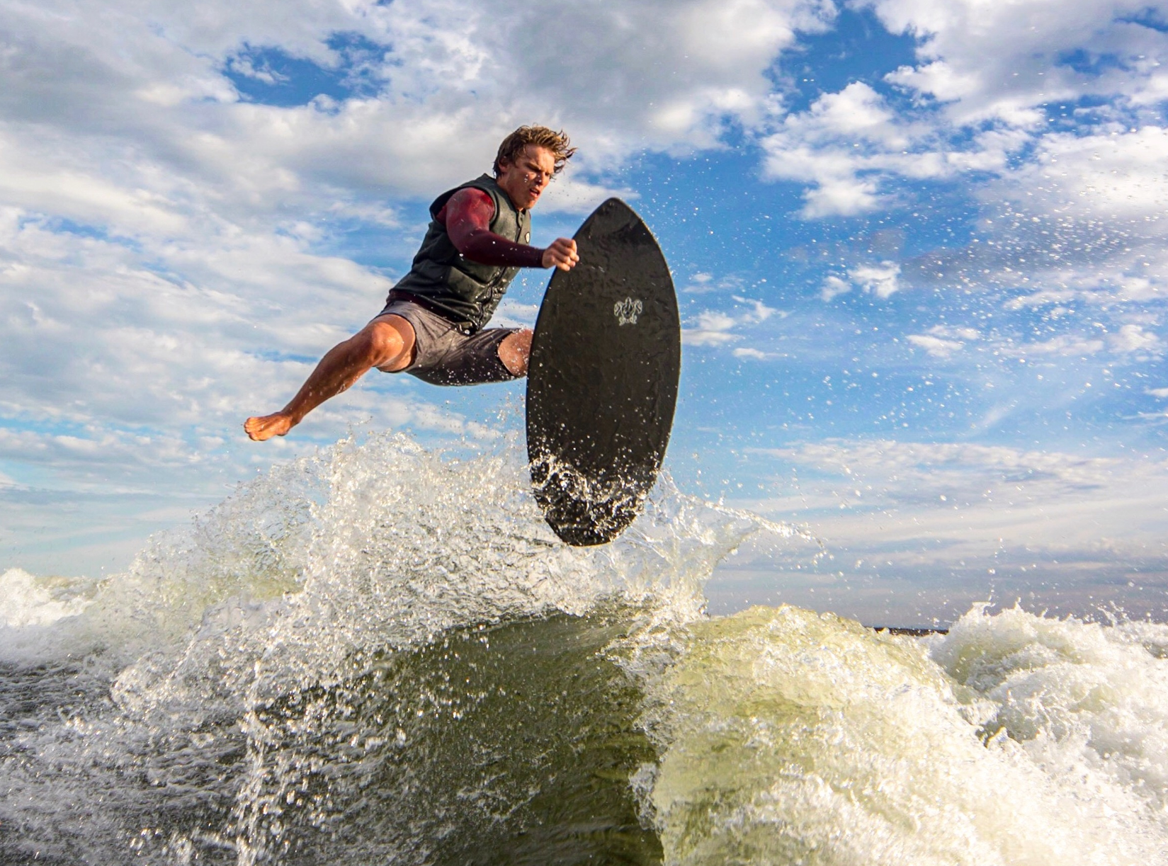 Surf-style vs. skim-style: how to pick your wakesurf board